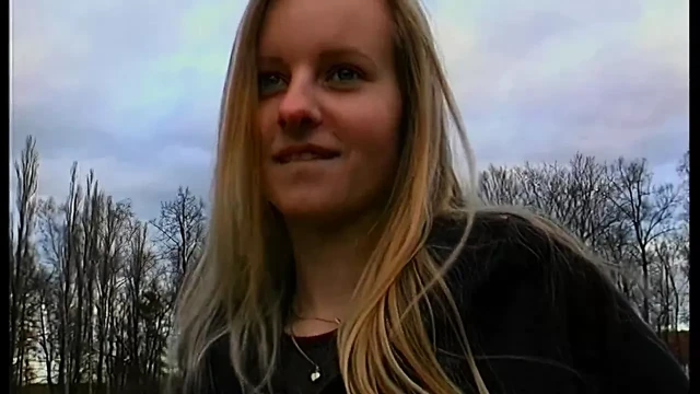 Junge Blondine mit zwei Dildos fickt sich selbst
