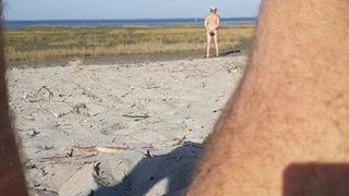 Piscio da solo sulla spiaggia