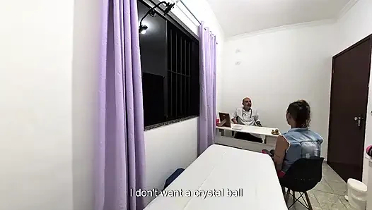 Ortopedi doktoru hastanın kıyafetlerini çıkarıyor ve yüzüne boşalıyor.