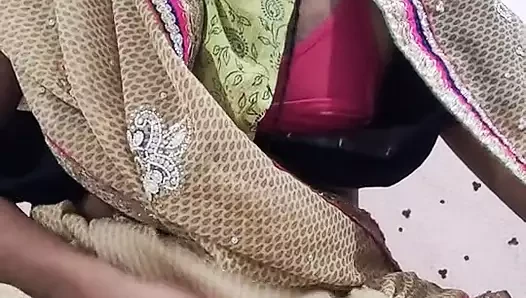 Sari içinde travesti