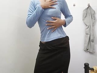 德西印度女孩展示身体和她湿润的阴户
