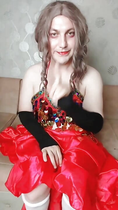 Femboy hastáncos piros csábító ruhában