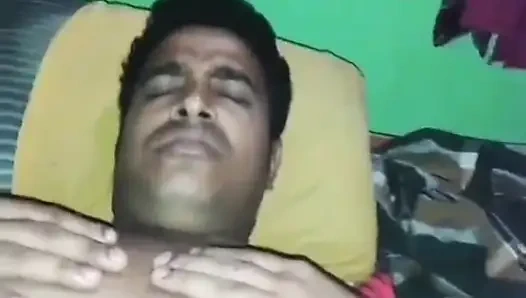 Videoda Bangladeşli kadın güzel ızgarayı emiyor