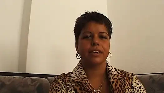 Pelacur ebony pantat besar menggosok dan meraba memeknya di casting