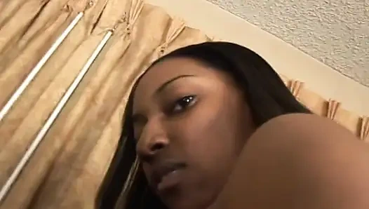 Ebenholz-lesbe reitet strap-on-schwanz