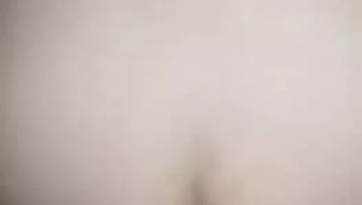 Genç düz adam sikikleri beni