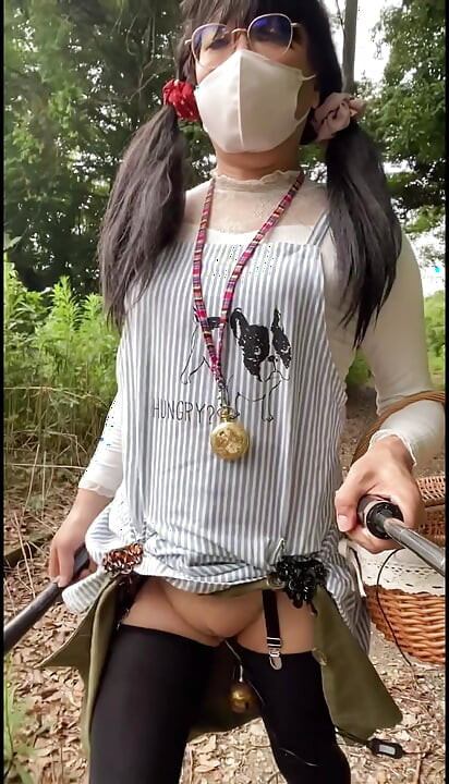 No269 Exposé Walk in an Apron Part 2