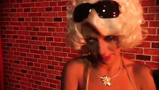 Marilyn Monroe kırmızı ışıkta