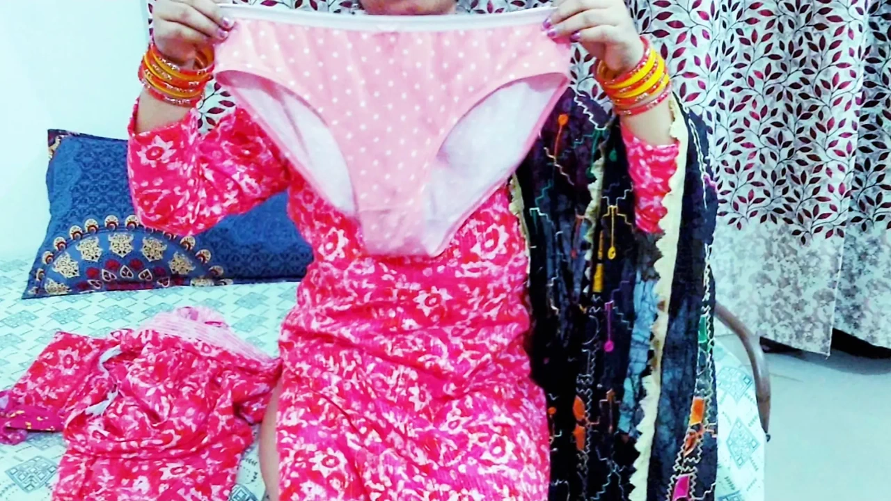 热辣的Xxx继母被狠操直到高潮，印地语音频与肮脏的谈话继子在家里引诱