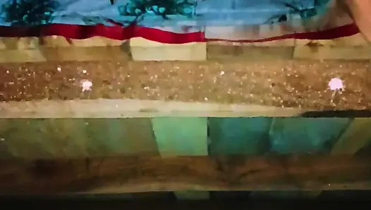 Sister-in-law's bad fucking and spreading both her legs, put the whole penis and took out the piss from the pussy.