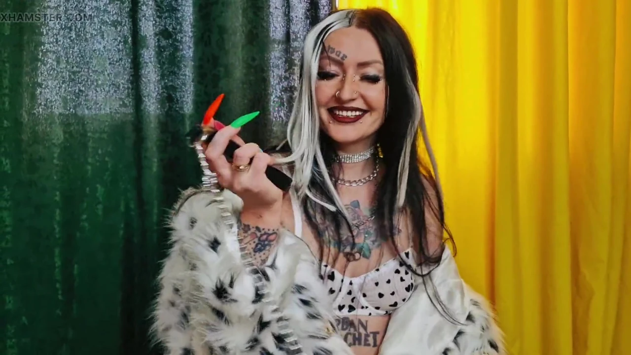 Uyarılma ve baştan çıkarma. Kölenin yarağı Dominatrix Nika ile tasmalı ve Sahibe'nin emrettiği her şeyi yapacak.