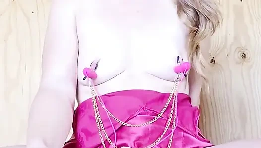 Kızıl saçlı klitoriste meme kıskaçları kullanıyor ve meme uçları fışkırtıyor