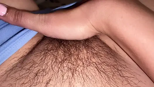 Pandangan orang pertama tentang masturbasi memek basah berbulu.