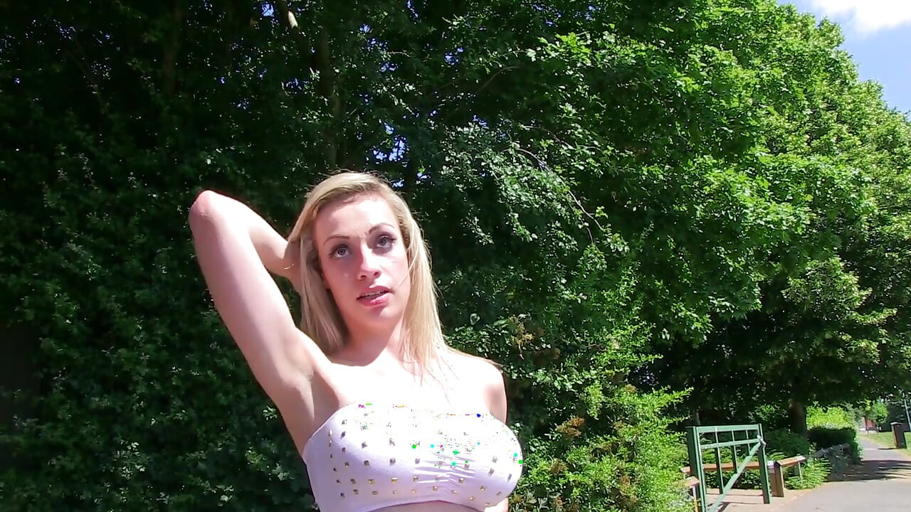 Chessie Kay a szabadban pisil