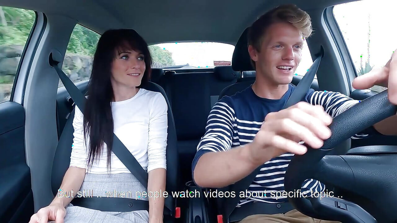 Vreemdgaand vriendje op achterbank in mr. poesjeslikkende auto