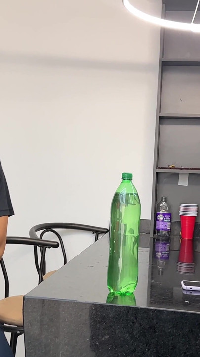 私はデリバリーを注文しましたが、配達員の大きくて美味しいペニスの方が好きだったので、挿入してほしいと頼みました