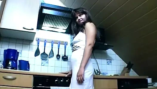 Mutfak anal dildo kendini emen ıslak memelerle esnetiyor