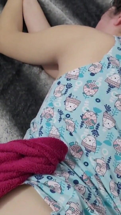 Ein bett mit stiefschweber athena Akemi teilen (kein höschen) | Clip 1