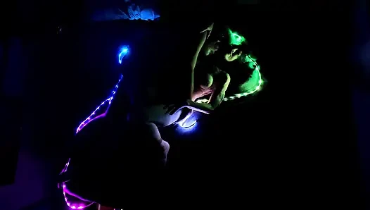 Zwei Lichtexperimente – eine mit Aufheller, das andere mit einem LED-Streifen