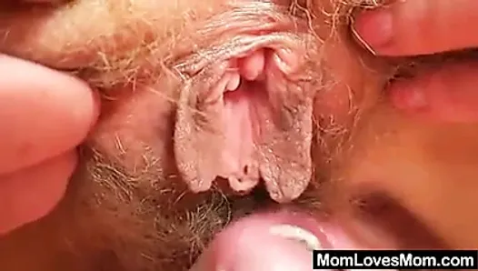 Une belle-mère amateur mal rasée se fait caresser par une blonde perverse