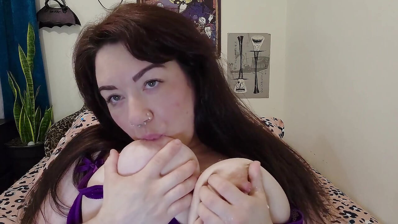 Mamă sexy fără pubis, reacție la masturbare cu lenjerie cremoasă