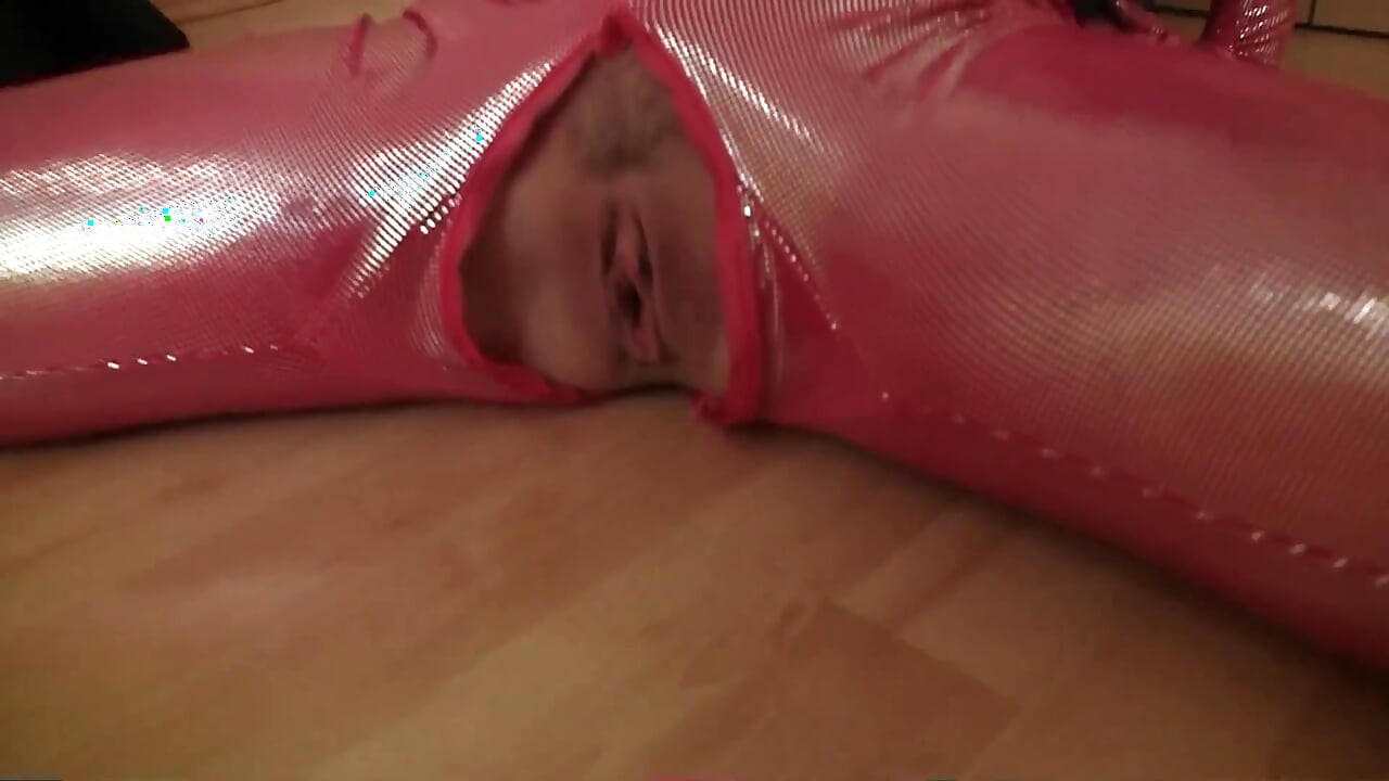 "Une bombasse flex se fait baiser par son maître !"