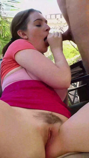 Maya bermain dengan hitachinya bersendirian, kemudian mengambil zakar ayah tirinya secara mendalam