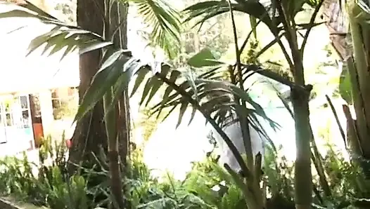 Büyük yaraklı adam seksi sarışın sürtüğü mükemmel küçük amcık deliğinde sikmeyi seviyor