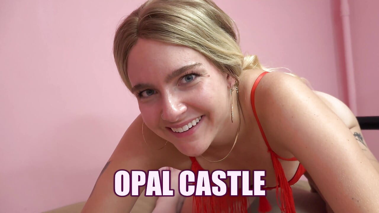 Raunchy college flicka Opal Castle ger huvudet till en gammal kille