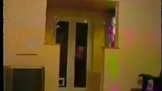 Loco video amateur vintage: esposa peluda está bailando