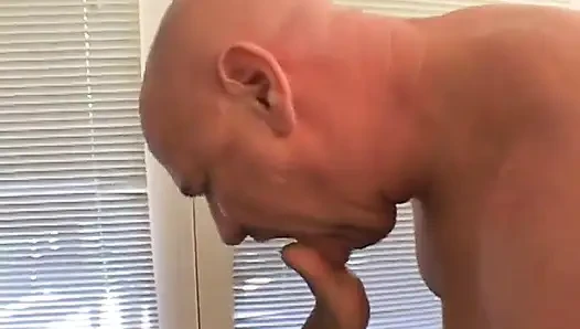 Seksi zenci hatun adamın yarağını emiyor ve ayak parmaklarını yerde emiyor