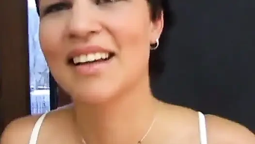 Kontol besar pria ini disepong sama pelacur imut rambut pendek