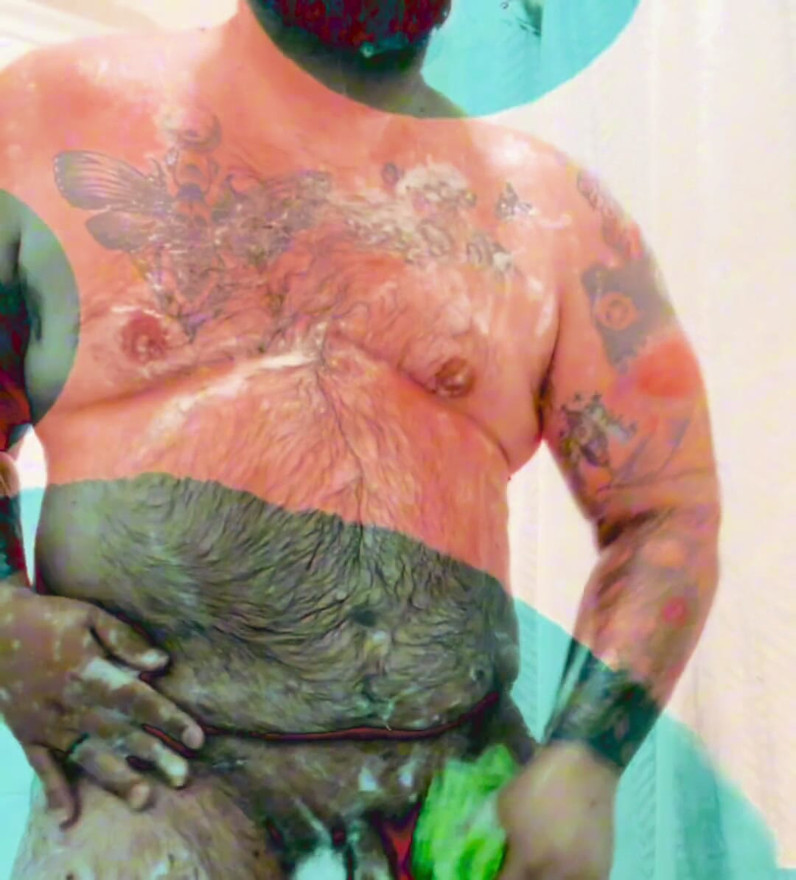 Sexig tatuerad björn som skummar upp i duschen tvålande