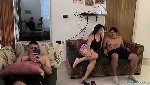 Ibu tiri temanku ada di sana, kamu pengen kontolku di mulutmu dan crot di dalam memekku???!!!!