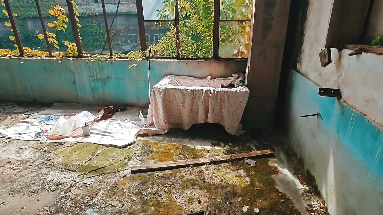 超级亚洲男孩躺在废弃的工厂区，躺在水槽里，自慰，射精，呻吟和吞咽液体