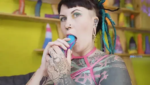 Pantat bahenol pemberontak punk rock dientot habis-habisan sama kontol besar pria kulit hitam