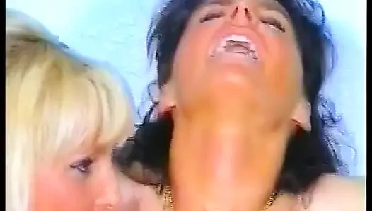 Zwei atemberaubende deutsche MILfs sind hier, um schwanz zu dritt zu befriedigen