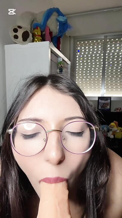 Razmažena latina puši tvoj kurac da bi te tata još više razmazio