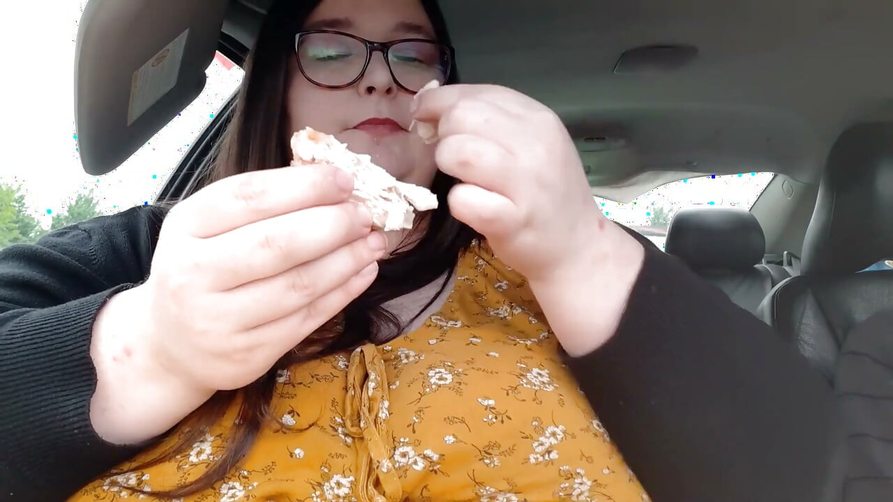 Ssbbw bbw se răsfață lingându-și degetele de la KFC