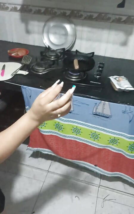 Istriku masak sosis dan hallacas untukku karena aku sangat lapar dan kamu liat dia lagi bugil, dia suka masak kayak tha