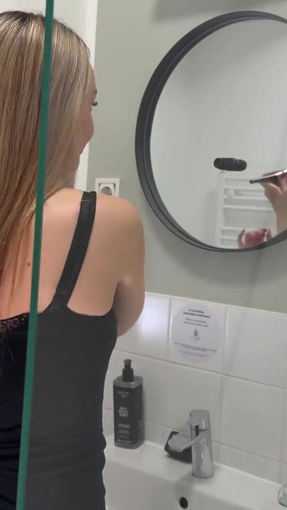 Süper etekli inanılmaz güzel üniversiteli kız banyoda götünü gösteriyor | Klip 2