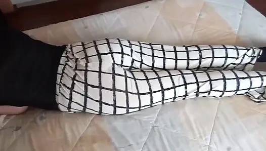 Der dicke arsch der schönen stiefmutter mit ihrer jeans an und jeans runter, ich komme auf ihren arsch