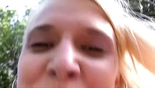 Pantat liar pirang telanjang yang menakjubkan disetubuhi di hutan