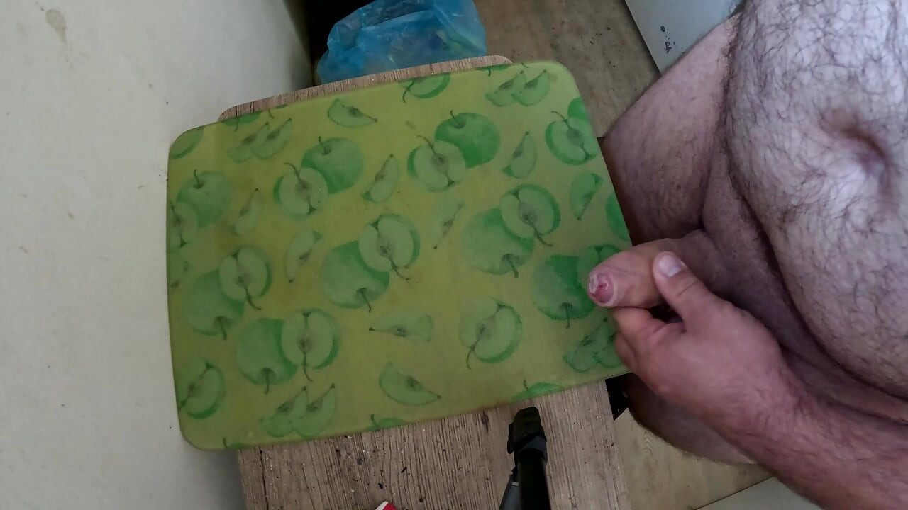 Napaljeno svršavanje u kuhinji