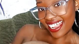 Sugând și scuturându-și propriile țâțe uriașe