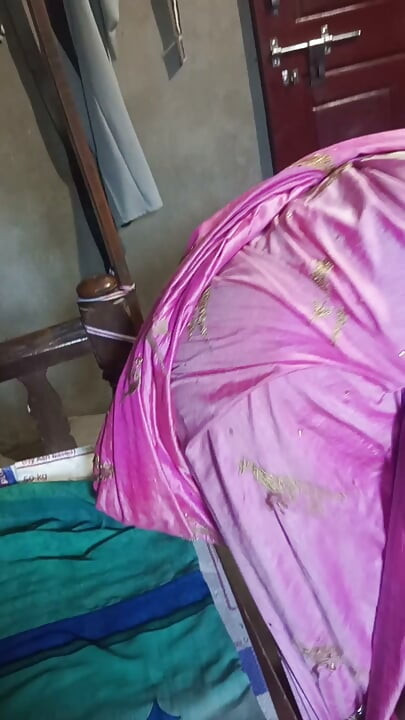 Aanti gulaabi saari men bahut khoobsoorat lag rahi thin, mainne unhen choda.