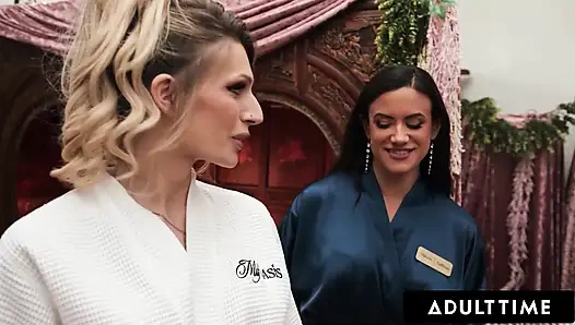 Khusus orang dewasa - si cantik trans jade venus di-gangbang sama tante seksi yang super semok saat dipijat