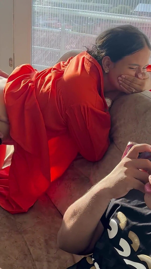 Je Baise La Fille D’un Aveugle À Côté De Lui, Du Sperme Tombe Sur Lui Et Il Pense Que C’était De La Crème