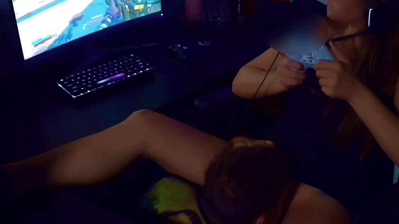 Divirtiéndose con una chica gamer caliente