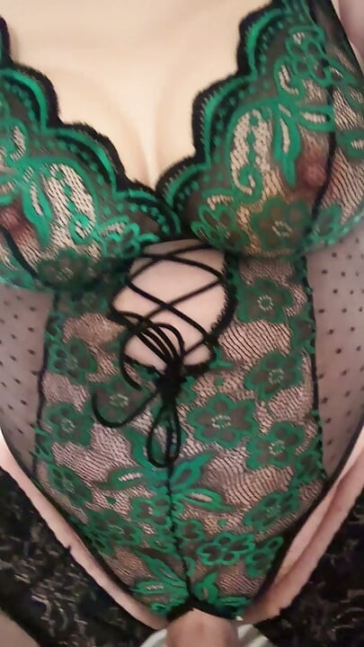 sissy crossdresser de lingerie sexy e meias pretas a fazer uma bela punheta